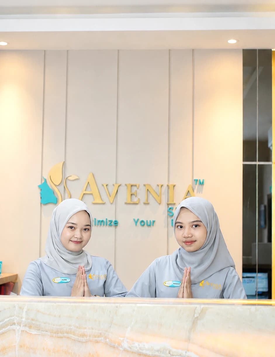 Tim resepsionis Avenia Skin menyambut pasien di klinik Tuban